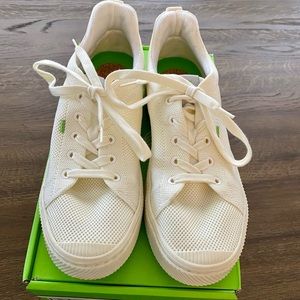 Cariuma Low Top Off-White Knit Sneakers